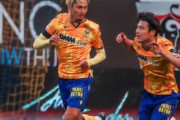 海外の反応「スーパーだ！」鈴木優磨、抜群の嗅覚で15ゴール目＆PK獲得！MOMの活躍！橋岡大樹も華麗なアシスト
