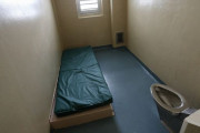 裁判官「禁固刑1年だけどゲームを1本持ち込んでOK」←お前ら何を選ぶ？