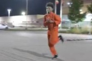 海外「動画のために脱走犯のコスプレをして走り回り、警察沙汰になって逮捕される迷惑な男達」