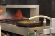 本場イタリアのピザってこんな感じらしい←ボリューム凄ぇええ！　海外の反応