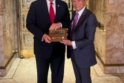 海外「何故だ？！」麻生太郎がトランプ元大統領を訪問して海外大騒ぎ！（海外の反応）