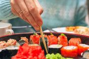 海外『日本人は寿司を箸じゃなくて手で食べるらしいぞ・・・』寿司は本来手で食べるものだったという事実に世界が驚愕