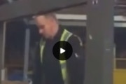 【悲報】自動結束機で荷物を縛る従業員さん、誤って自分を縛ってしまう…　海外の反応