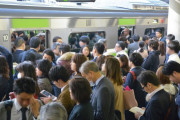 海外「日本の満員電車はマジでヤバいよ、あそこに毎日いれる人間は猛者だね」東京で満員電車の中に押しつぶされて気分が悪いけど、何か質問ある？