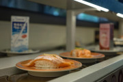 日本に住んでいる外国人に質問！普段通りに外食や買い物に出かけている？（海外の反応）