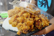 揚げ物人気は世界共通⁉大阪のメガ盛りから揚げ弁当に外国人も大興奮！！