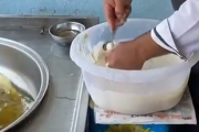 これは職人技、小気味の良いスピードでどんどん作る。ギリシャ風ドーナツのルクマデス。海外の反応