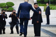 トランプ氏、アメリカ大統領として初めて北朝鮮国境を超える