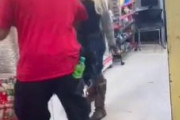 海外「スタンガンで武装した黒人女と戦う店員」