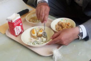 中国人「日本の校長が一番最初に給食を食べる理由がこちら」「生徒が主君なのかよ！」　中国の反応