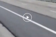 海外「何が起きたんだ！？」フロリダの道路にすげーやべぇ奴がいてワロタ　　海外の反応