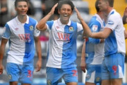 英国人「天才だ」日本人が英で衝撃スーパーゴール！「今季ベストゴールだ」現地サポ絶賛！【海外の反応】
