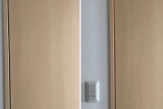 海外「これは工夫されているね」 小さな丸窓で明かりが点いているか分かる日本のトイレのドア