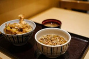 わんこそばにチャレンジ！「店にいくつボウルがあるの！？」「ウェイトレスのスキル高すぎww」海外の反応