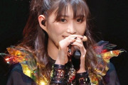 乱れた髪でサムズアップしてるMOMOMETALの写真を持ってる人いる？　【海外の反応】