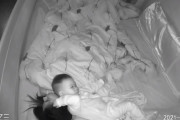 「ママの上がいいの…」寝つけない赤ちゃんの隣で眠るのはこんなにも大変…