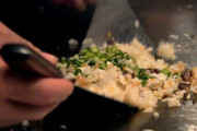 海外「たった一皿に、これほどの職人技が」鉄板焼きのお店で提供されるガーリックライスが美味しそう（海外の反応）