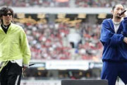 中国人「カッコよすぎる」「中国に来てくれ」日本の世界的バンドがJリーグ30周年記念試合で極上パフォーマンス！【海外の反応】