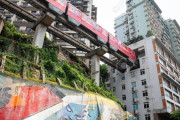 【海外の反応】中国の重慶市ではマンションの中を電車が走っている　海外の反応「通勤に便利、住みたくない」