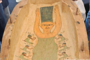 古代エジプトの棺に描かれた女性が、マージ・シンプソンに激似だと話題に