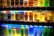 海外「日本の自販機は災害時に無料で飲み物を提供する」→「アメリカではハンマーを使う」（海外の反応）