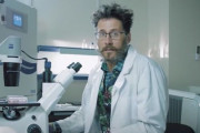 ワクチン開発に当たるロシア人科学者が窓から転落死　医療従事者の謎の転落事故はこれで8人目に