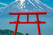 海外「すげぇキレイ！」　富士山と空が融合してる写真が海外掲示板で話題になっているよ！ところでこの女性誰･･･？