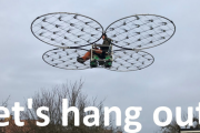空を自由に、飛びたいな。はい、乗用ドローン！タケコプターを大量に搭載した感のあるDIY飛行マシン