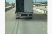 トラックのコンテナからタイヤがころりん