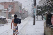 外国人「これが北海道の日常らしい…流石に寒すぎるだろ…」