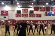 キレキレのダンス！華やかな女子高生のチアダンス中に現れた神父の先生