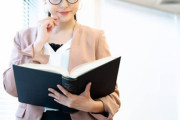 海外「日本は性差別する国だったのか！？ 時代と逆行してるよ」SNSで話題の女性だけ眼鏡禁止ルールに外国人からは厳しいコメント
