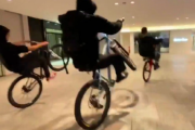 【中国の反応】自転車で駅ビルを集団暴走する黒ずくめ集団に「香港警察、ここにもいますよ！」