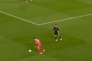 「ピプリツァ入ってないのかよ」サッカー史に残る珍プレイ集にツッコミ殺到！伝説のミス動画を巡り大盛り上がり【海外の反応】