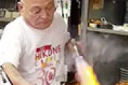 大阪の「居酒屋 とよ」の豪快な炙りマグロに外国人驚愕 海外の反応