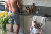 外国人「子育てをする世界のパパの写真がユーモラスすぎるｗｗｗ」