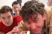「男ってなんて単純な生き物なのだろう…」コップに水を注ぐゲームで熱くなる仲間たち