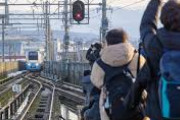 【海外の反応】日本には「撮り鉄」というヤバい集団がいるらしい