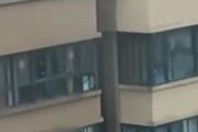海外「ビルの屋上を渡って遊んでいる危険な子供達」