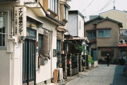 海外『中がどうなってるのか知りたすぎる』日本の異常に細長い一軒家に世界が困惑