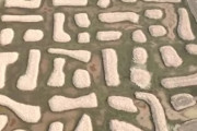 ミステリーサークルなのか？干ばつにより湖の底から現れた奇妙な模様