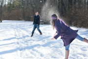 それぇ！パパに必死に雪玉を投げる子どもが可愛すぎるｗｗｗｗ「今まで見た中で一番かわいい!」「なんて可愛くて健康的なんでしょう」海外の反応