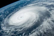 【悲報】韓国人「巨大台風１１号が過去最強の勢力を保ちながら韓国に直撃へ‥」NASAが撮影した「台風１１号の目」をご覧ください　韓国の反応