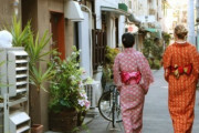 日本で着物を着る夢を叶えたトランスジェンダーの外国人女性（海外の反応）