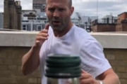 海外「美しいテクニックだ！」あるイギリスの俳優のキャップの外し方が海外で話題に