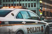保安官が銃を奪われそうに…善良な市民が助けに入る！「市民が助けてくれるのが嬉しい」「素晴らしい仕事をしてくれた」海外の反応
