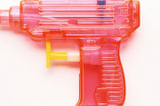 海外「これで中止に」東京五輪の聖火リレーランナーに水鉄砲を発射した女を逮捕（海外の反応）