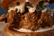 海外「今まで見た中で最高のチキンサンドだ！！」有名チェーン店からスカウトが来る！？ 外国人特製のスパイシーチキンサンド