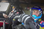 フェルナンド・アロンソがダカール仕様のトヨタ・ハイラックスをテストドライブ