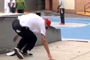 【ワロタ】スケボー少年、うまくいかなくてスケボーに八つ当たりし逆襲されてしまう・・・海外の反応